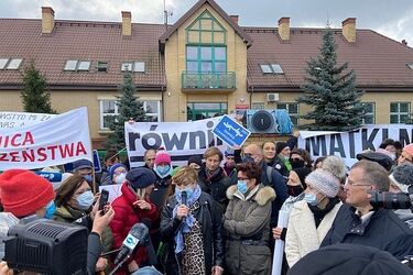 Jolanta Kwaśniewska i Anna Komorowska w Michałowie. Wzięły udział w proteście