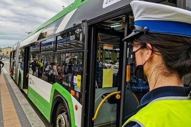 Policja kontroluje autobusy. Za brak maseczki - mandat lub wniosek do sądu