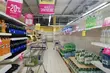 Ostatnie dni Tesco w Białymstoku. Duże przeceny, a półki jak za komuny