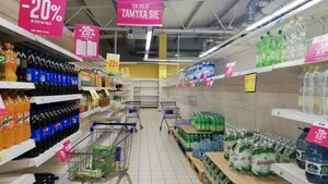 Ostatnie dni Tesco w Białymstoku. Duże przeceny, a półki jak za komuny