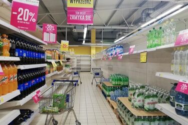 Ostatnie dni Tesco w Białymstoku. Duże przeceny, a półki jak za komuny