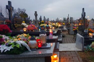 W Święcie Zmarłych nie chodzi o drogie znicze i kwiaty. Wielu o tym zapomina