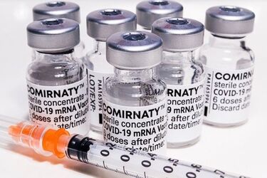 Trzecia dawka szczepionki dla wszystkich. Od kiedy? Jak się zapisać?