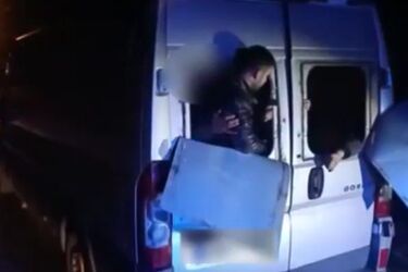 Irakijczycy zdemolowali busa. Grupę 37 imigrantów przewoził Polak [WIDEO]