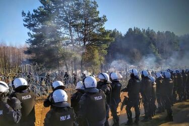 "Każdej doby po stronie białoruskiej słychać strzały". Migranci rozbili obóz w Kuźnicy