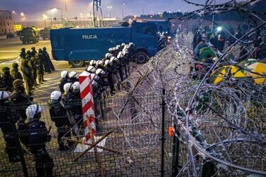 100 imigrantów próbowało forsować granicę. Policja złapała kolejnych "kurierów"
