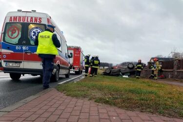 50-latek dachował na DK61. Są utrudnienia