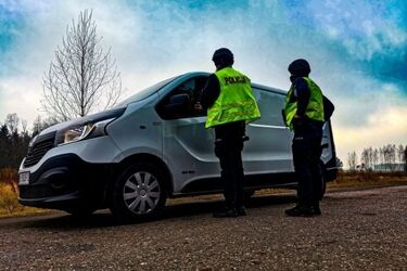 Policja zatrzymała osoby, które przewoziły migrantów