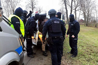 Grupa 150 migrantów próbowała sforsować granicę. W ręce policji wpadło 4 kurierów