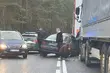 Kolejka przed Bobrownikami. Kierowca BMW chciał ominąć ciężarówki, doszło do zderzenia