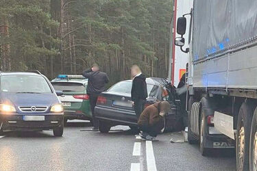 Kolejka przed Bobrownikami. Kierowca BMW chciał ominąć ciężarówki, doszło do zderzenia