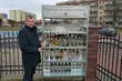 Znicze do ponownego użytku. Regały z darmowymi zniczami stanęły w Łapach
