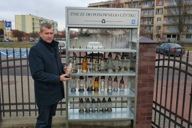 Znicze do ponownego użytku. Regały z darmowymi zniczami stanęły w Łapach