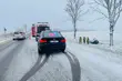 Śnieg na drogach, są wypadki. M.in. niebezpieczne dachowanie [ZDJĘCIA]