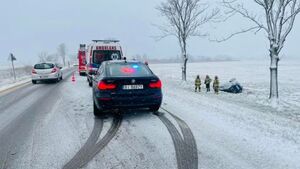 Śnieg na drogach, są wypadki. M.in. niebezpieczne dachowanie [ZDJĘCIA]