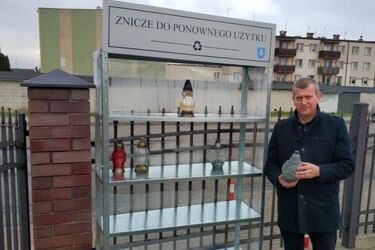 Białostocki radny chce iść w ślady Łap. Czy miasto postawi regały na znicze?