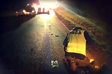 Wypadek na dk 65. Pieszy szedł środkiem ruchliwej drogi
