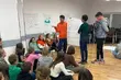 Uczniowie-wolontariusze pomagają dzieciom z ośrodka dla cudzoziemców 
