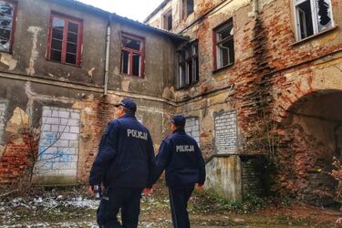 Widzisz bezdomnego? Zgłoś policji - pomoc nic nie kosztuje, a może ocalić życie