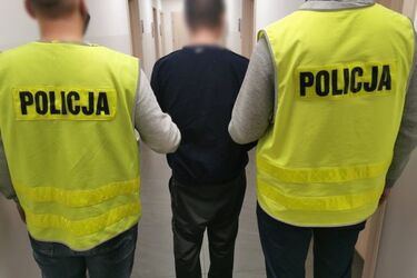 Ukradł alkohol, napój i parówki. Ze sklepu uciekł w samych spodniach