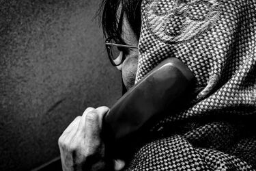 Kolejni seniorzy uwierzyli oszustom. Białostoczanka wyrzuciła z okna 135 tys. zł