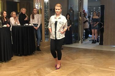 Nietypowy pokaz mody "Drugie życie jeansu". Niektóre projekty stworzyła Barbara Piekut
