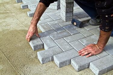 Układał kostkę brukową, a potem ukradł właścicielowi przyczepkę samochodową