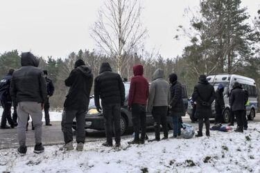 Kolejne forsowanie zapory i pościgi za "kurierem". Wiózł w aucie 9 imigrantów