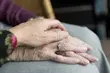 Uwierzyła oszustom i straciła 185 tys. zł. Inna seniorka wyrzuciła do kosza 40 tys. zł