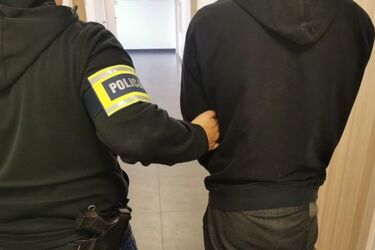 Wywieźli do lasu i pobili pałką teleskopową