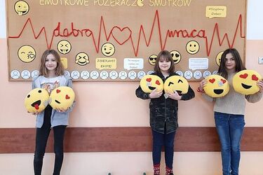 Uczniowie białostockiej podstawówki szyją maskotki, by pomóc innym