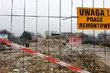 Prace rozbiórkowe koło dworca. Po centrum handlowym 