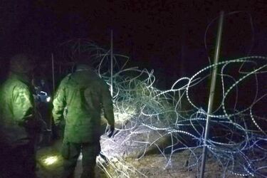 Imigranci rzucili kładkę na płot. Siłową próbę udaremnili funkcjonariusze