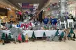 Charytatywne stoisko na świątecznym kiermaszu. Można kupić upominki i pomóc chorym