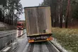 Z załadowaną naczepą jechał bez koła