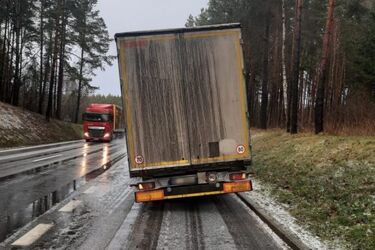 Z załadowaną naczepą jechał bez koła