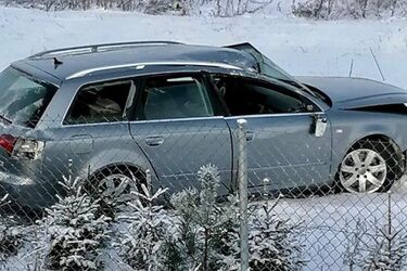 4 osoby w szpitalu. Wyprzedzał ciąg pojazdów, zjechał ze stromego pobocza