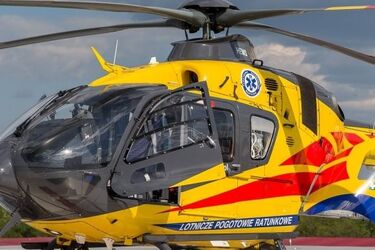 Zjechał do rowu i uderzył w drzewo. Zabrał go śmigłowiec LPR