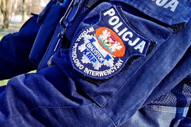 Na szybie napis "Pomocy", w tle głos wołania o nią. Wydostano uwięzionego 39-latka