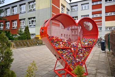 Czerwone serca na nakrętki pojawią się w 30 punktach Białegostoku