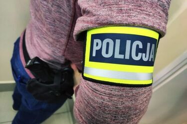 Opiekunka ukradła 100 tys. zł. Młotkiem uszkodziła drzwi sejfu