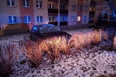 Pijany 74-latek jeździł po trawniku. Potem uderzył w blok