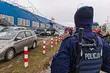 Zawaliła się konstrukcja przy ul. Produkcyjnej. Uszkodzonych jest wiele aut