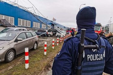 Zawaliła się konstrukcja przy ul. Produkcyjnej. Uszkodzonych jest wiele aut
