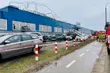 Dlaczego panele runęły na samochody? Pracownik mówi, jak wykonano konstrukcję 