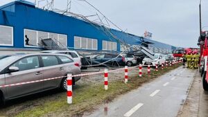 Dlaczego panele runęły na samochody? Pracownik mówi, jak wykonano konstrukcję 