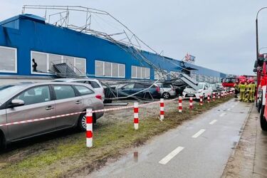 Dlaczego panele runęły na samochody? Pracownik mówi, jak wykonano konstrukcję 