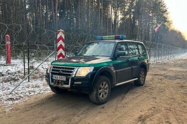 Weekend na granicy. Imigranci rzucali konarami drzew i kamieniami w polskie służby