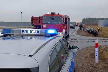 Uderzył w dwa auta i wjechał do rowu. Kierowca trafił do szpitala