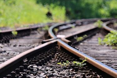 Ciężarówka zderzyła się z pociągiem na przejeździe kolejowym. Są utrudnienia